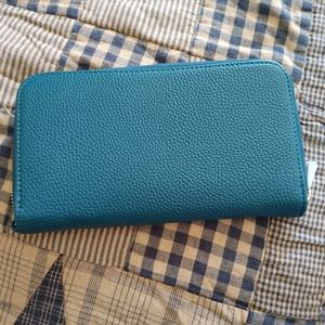 Thirty one bejamin wallet. Pebble teal color.